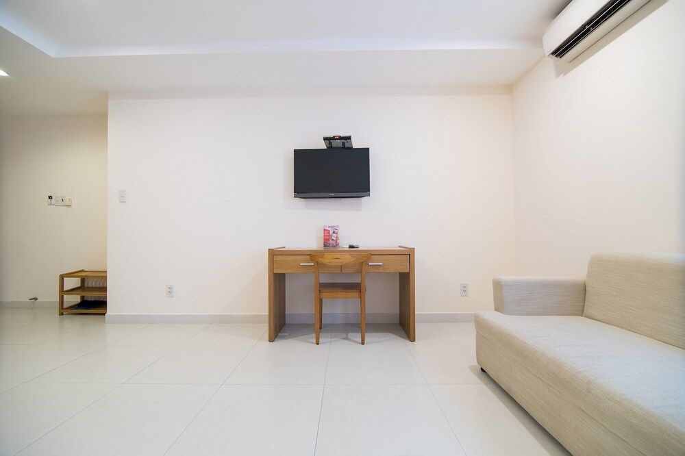 RedDoorz Plus near SECC D7 Deluxe Double Room 4