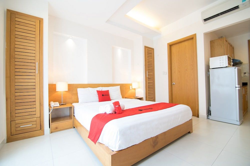 RedDoorz Plus near SECC D7 Superior Room 6