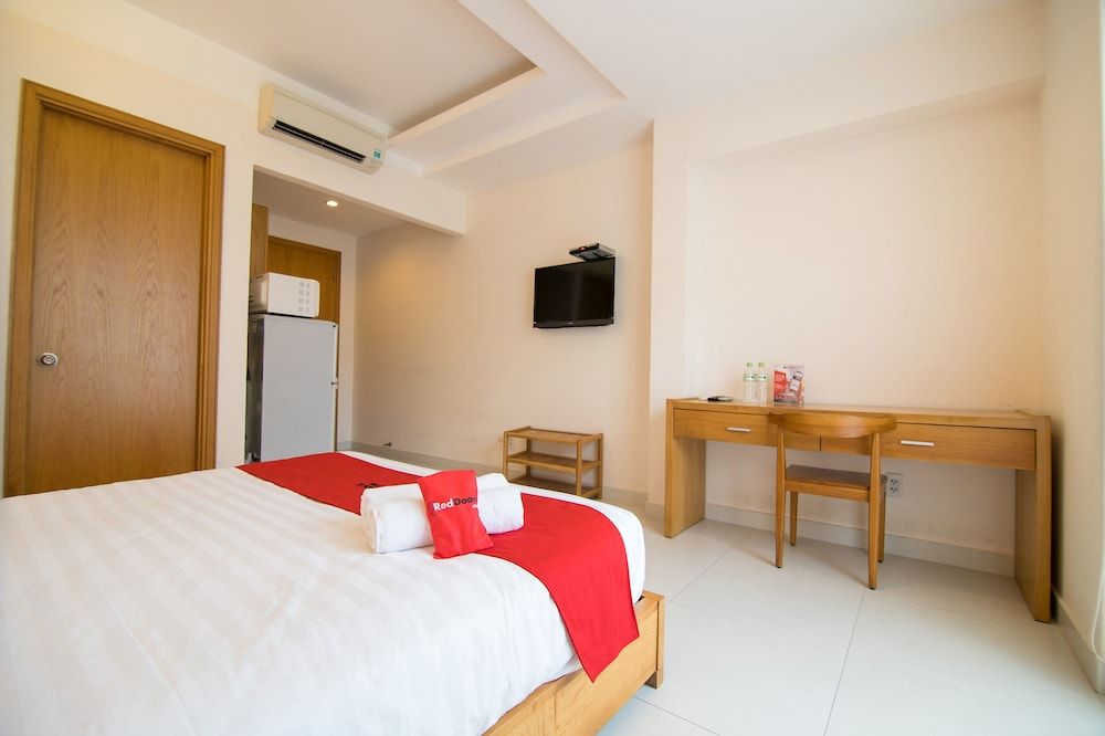 RedDoorz Plus near SECC D7 Superior Room 3