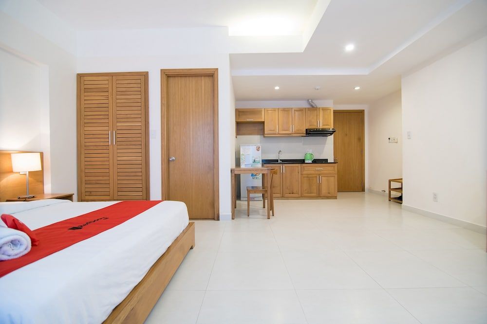 RedDoorz Plus near SECC D7 Deluxe Double Room 3