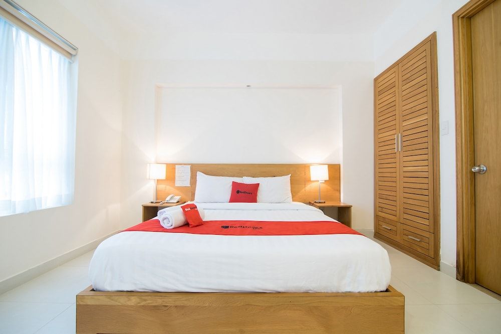 RedDoorz Plus near SECC D7 Deluxe Double Room 6