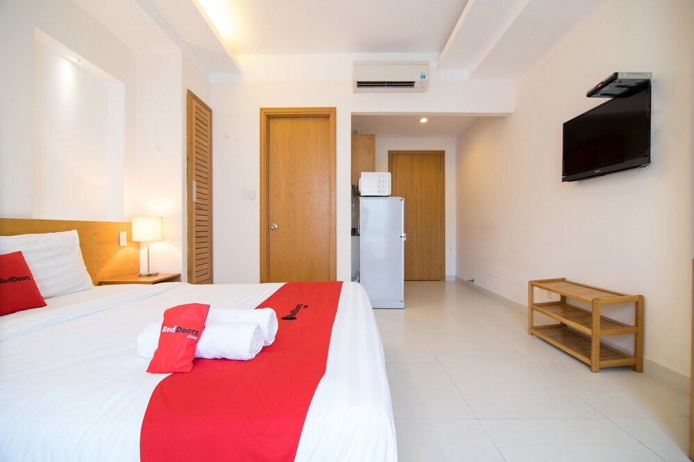 RedDoorz Plus near SECC D7 Superior Room 5