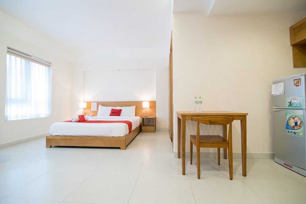 RedDoorz Plus near SECC D7 Deluxe Double Room 8