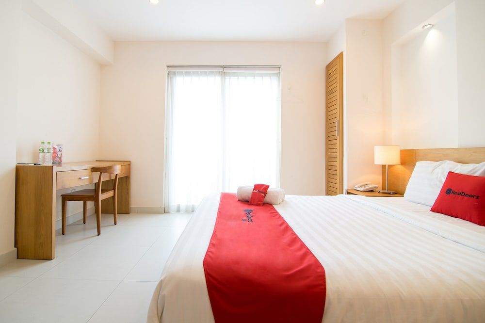 RedDoorz Plus near SECC D7 Superior Room 2