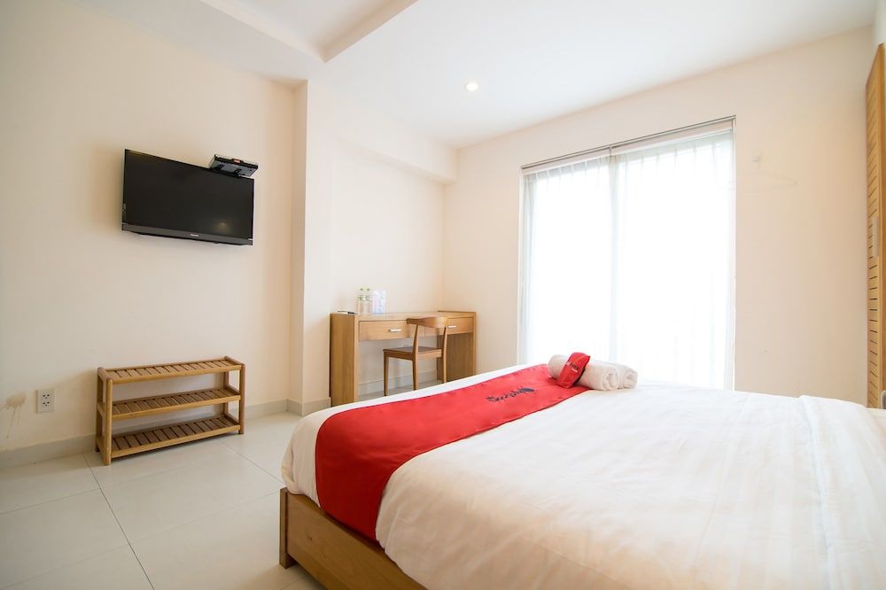 RedDoorz Plus near SECC D7 Superior Room 7