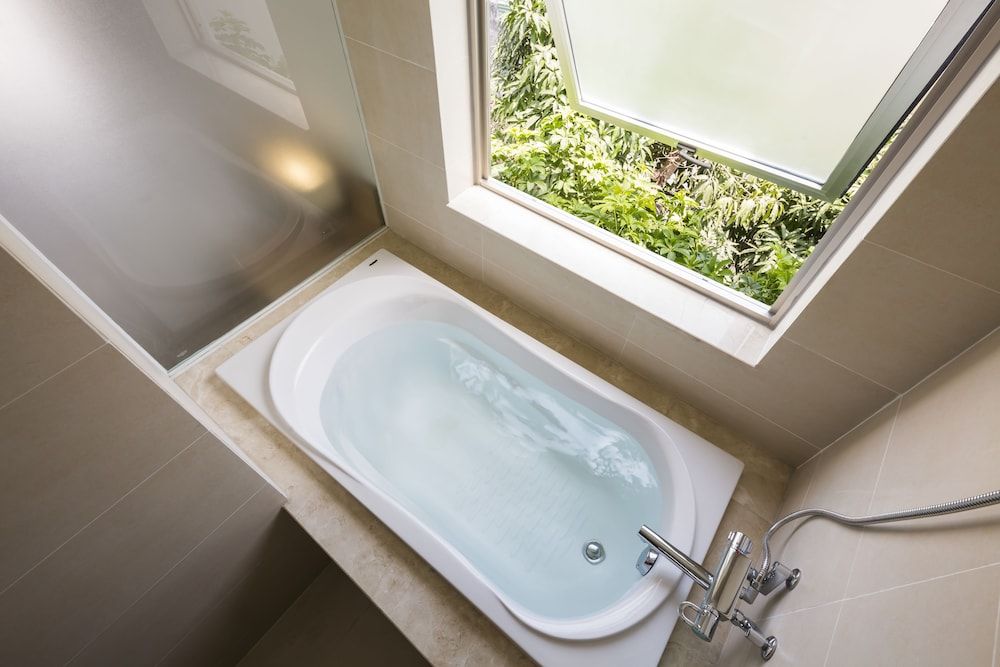 The Tropical Residence Serviced Homestay Deluxe Double Room, Bathtub 7