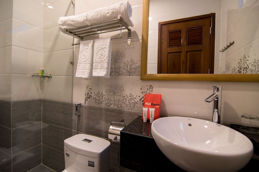 RedDoorz Plus near Tan Son Nhat Airport 2 Family Room 7