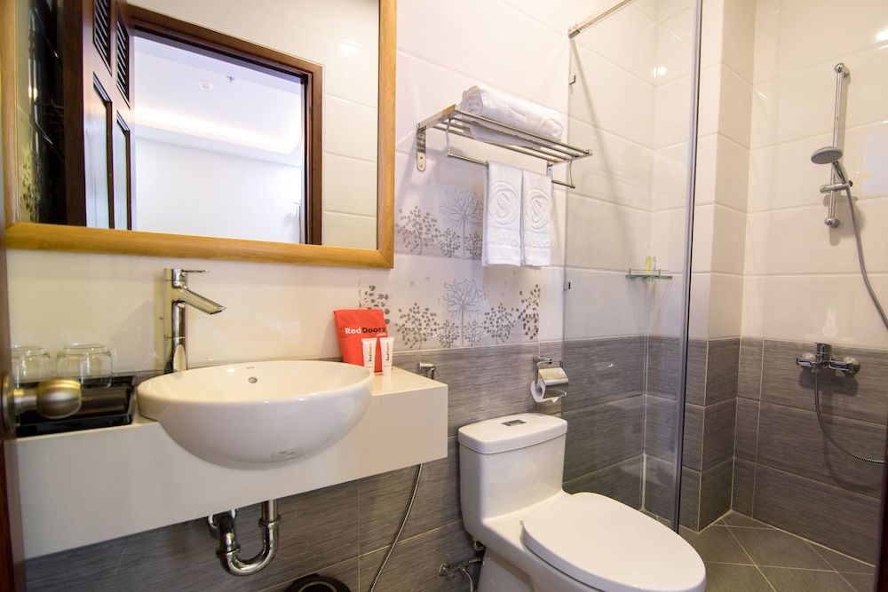 RedDoorz Plus near Tan Son Nhat Airport 2 Double Room 7