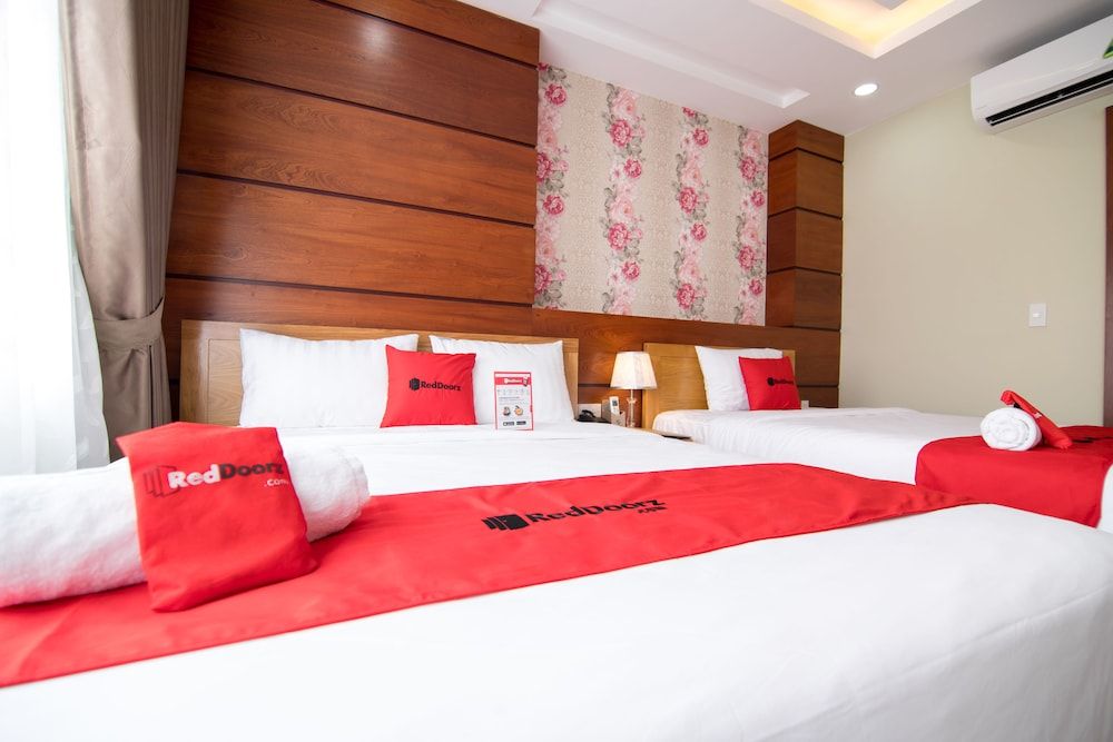 RedDoorz Plus near Tan Son Nhat Airport 2 Family Room 4