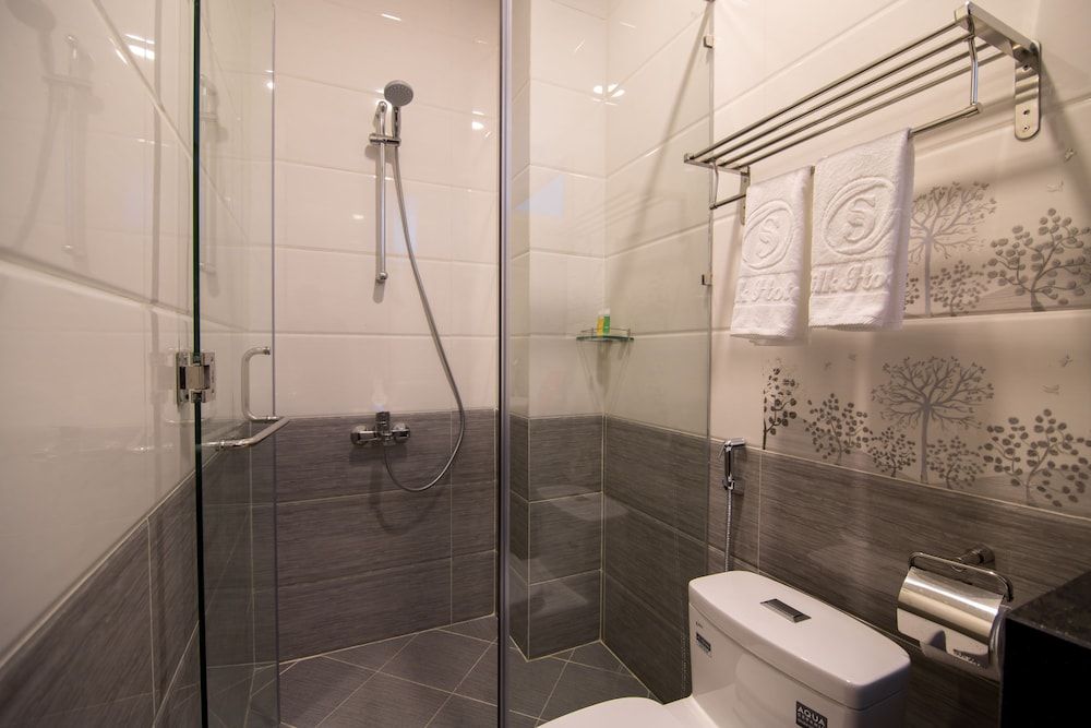 RedDoorz Plus near Tan Son Nhat Airport 2 Family Room 8