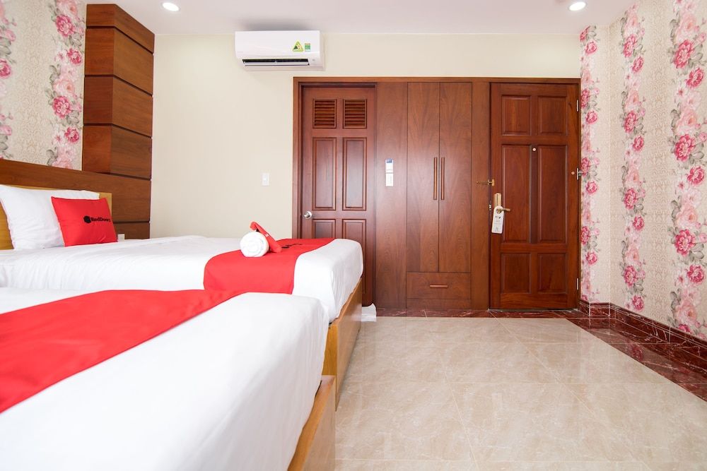 RedDoorz Plus near Tan Son Nhat Airport 2 Family Room 6