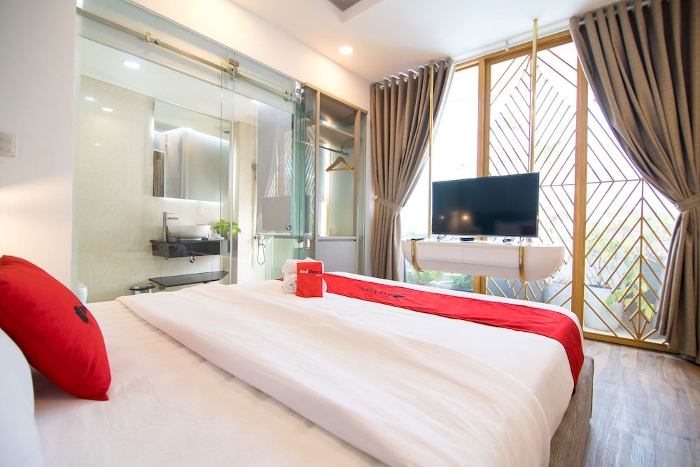 RedDoorz Plus near Saigon Train Station Deluxe Room 5