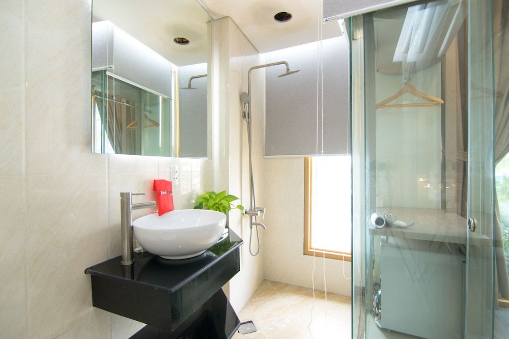 RedDoorz Plus near Saigon Train Station Deluxe Room 6