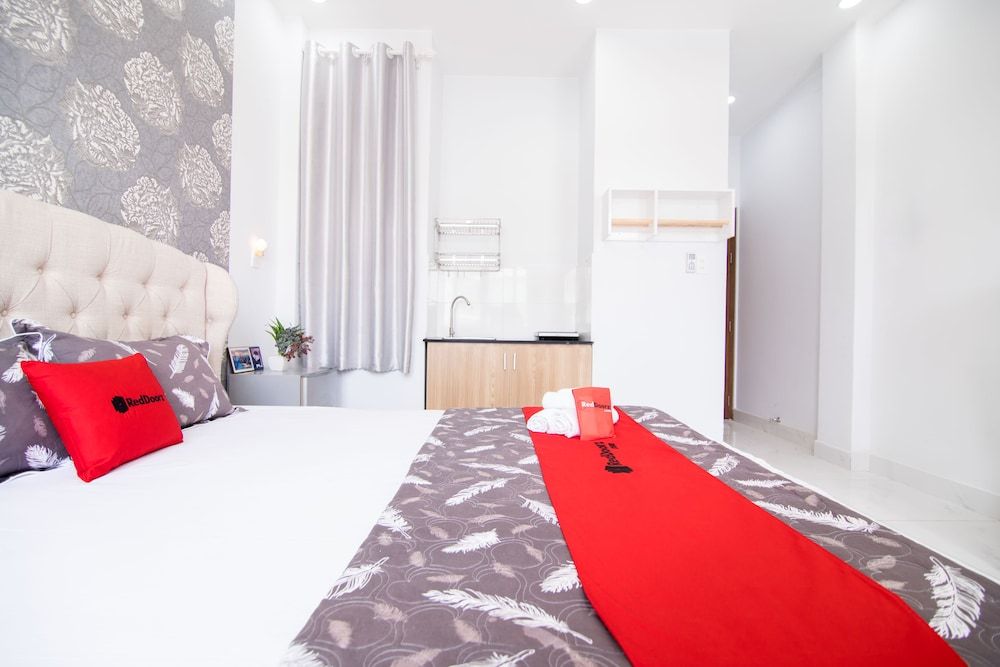 RedDoorz near Saigon Zoo Deluxe Room 3