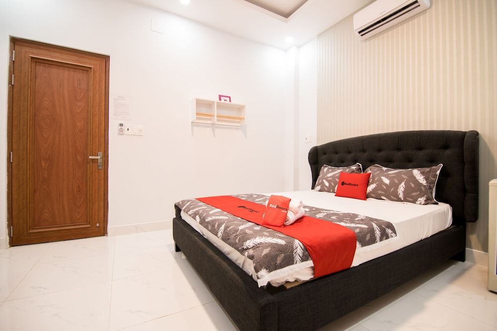 RedDoorz near Saigon Zoo Superior Room 8