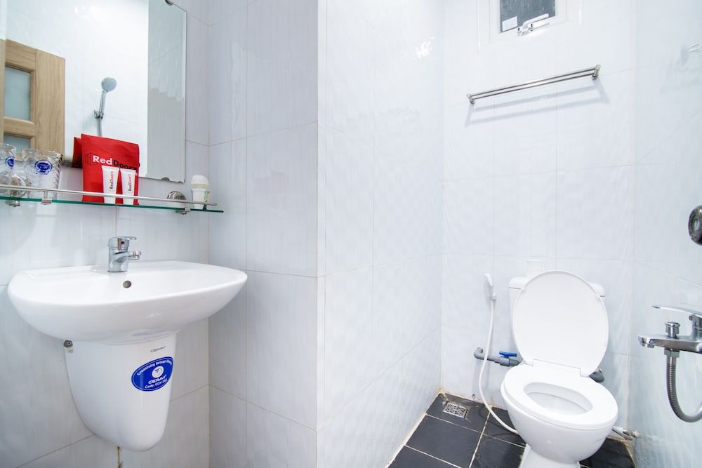 RedDoorz near Saigon Zoo Deluxe Room 8