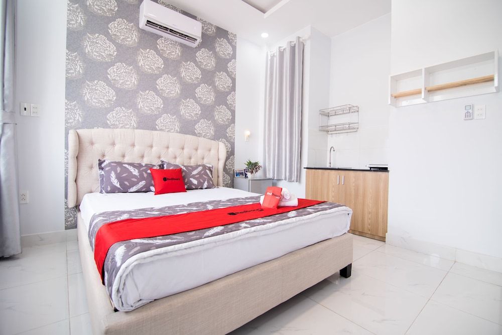 RedDoorz near Saigon Zoo Deluxe Room 7