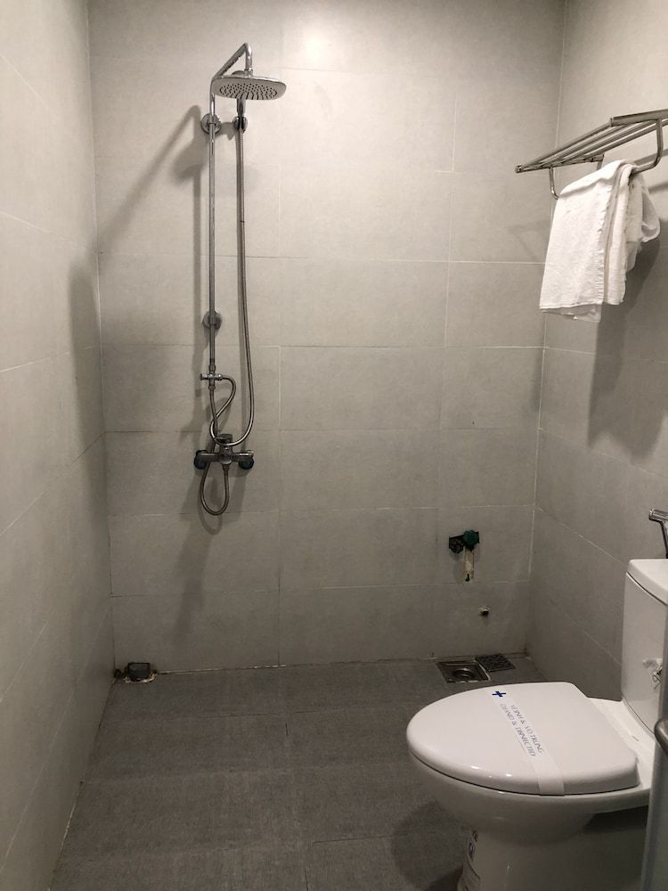 Quynh Huong Hotel Family Room 4