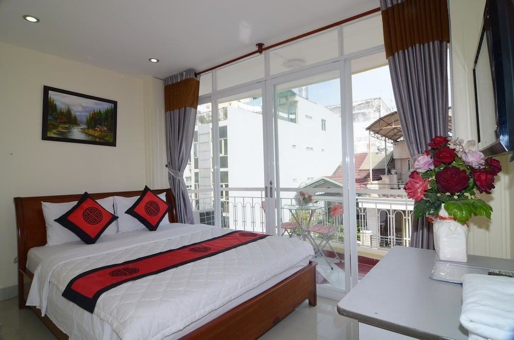 RedDoorz Plus @ Pham Ngu Lao 2 Deluxe Room 4