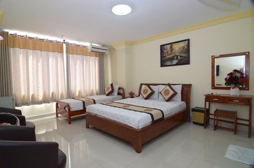 RedDoorz Plus @ Pham Ngu Lao 2 Family Room 3