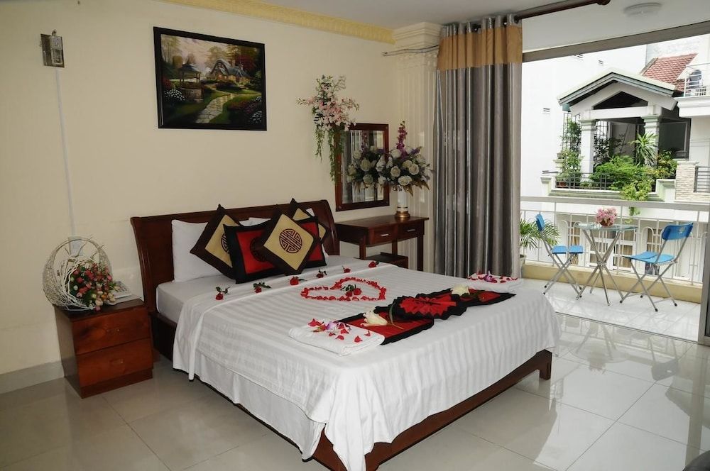 RedDoorz Plus @ Pham Ngu Lao 2 Deluxe Room 2