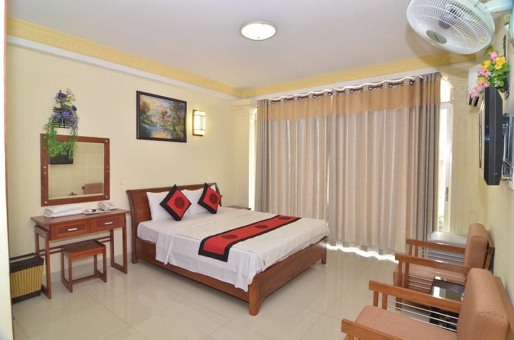 RedDoorz Plus @ Pham Ngu Lao 2 Deluxe Room 3