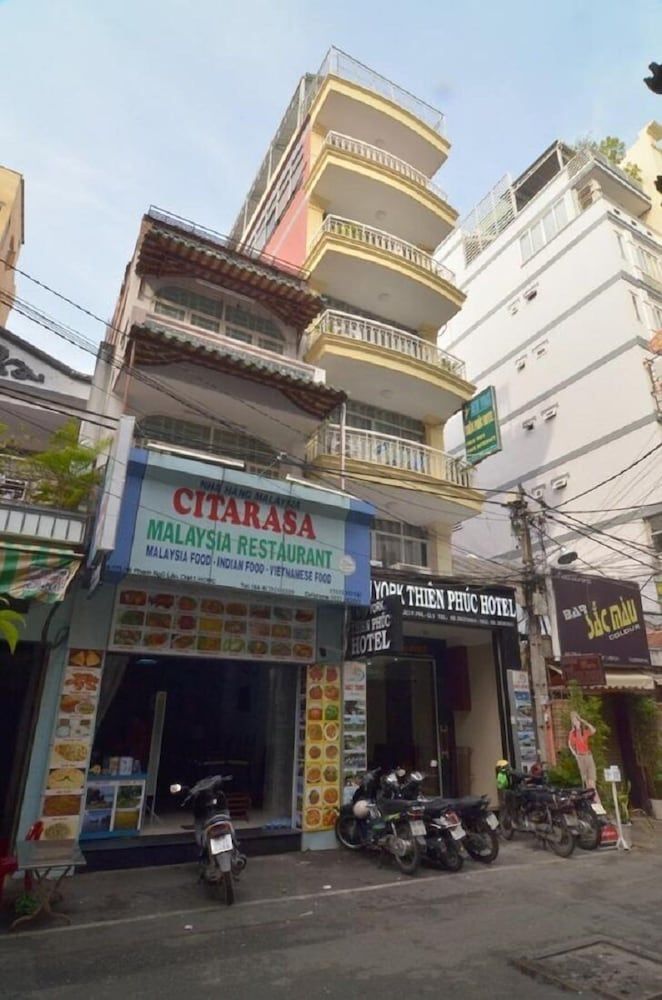 undefined RedDoorz Plus @ Pham Ngu Lao 2 5