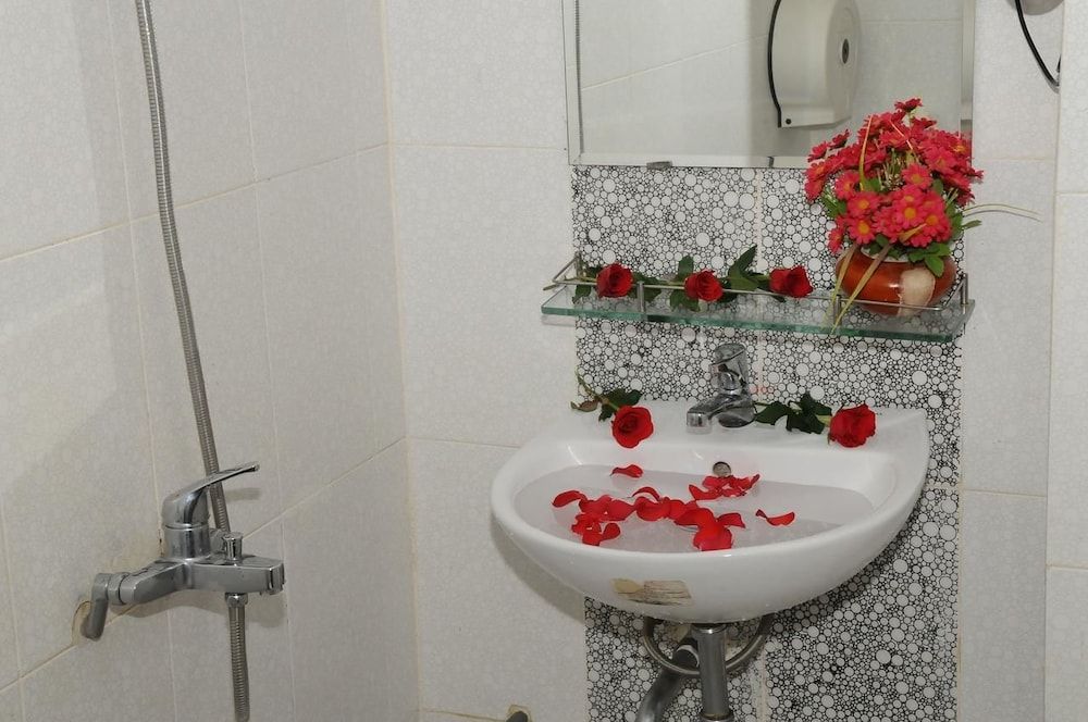 RedDoorz Plus @ Pham Ngu Lao 2 Standard Room 4