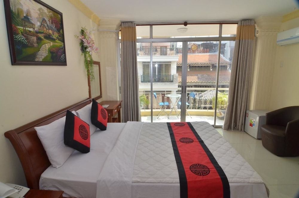 RedDoorz Plus @ Pham Ngu Lao 2 Deluxe Room 6