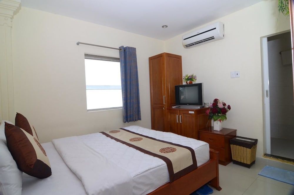 RedDoorz Plus @ Pham Ngu Lao 2 Standard Room 3