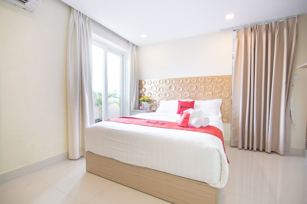 RedDoorz Plus near SECC 2 Deluxe Room 11