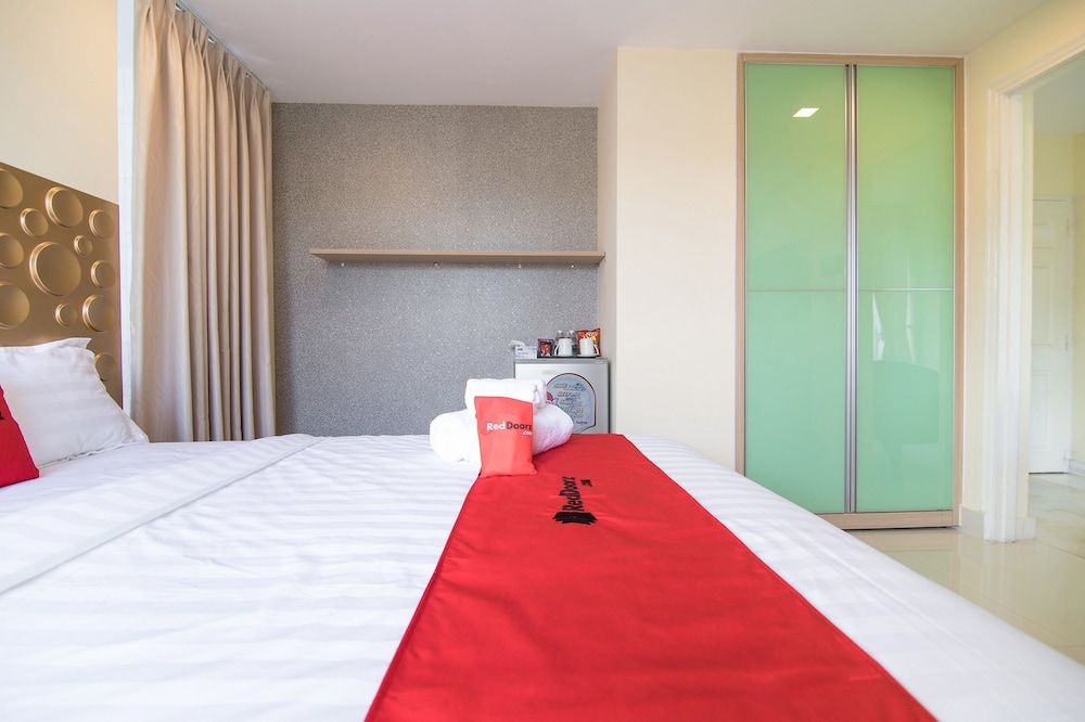 RedDoorz Plus near SECC 2 Deluxe Room 6
