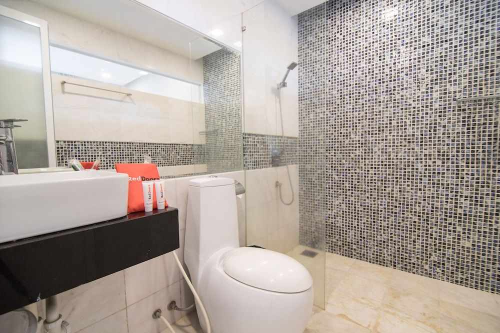 RedDoorz Plus near SECC 2 Double Room 6