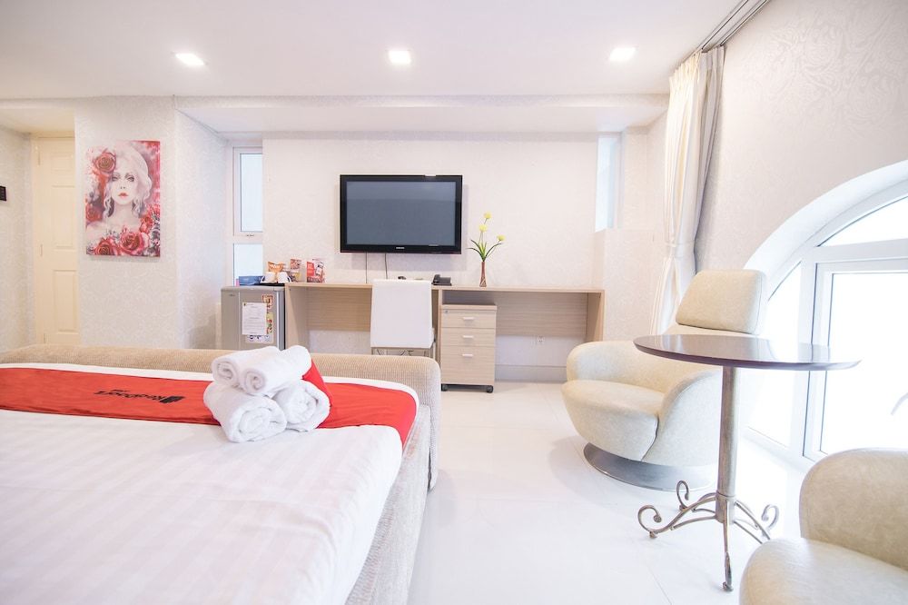 undefined RedDoorz Plus near SECC 2  5