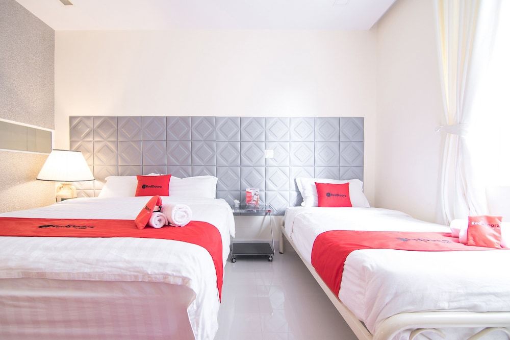 RedDoorz Plus near SECC 2 Family Room 6