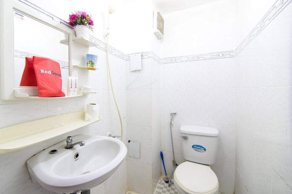 RedDoorz near Tan Son Nhat Airport 3 Family Room 7