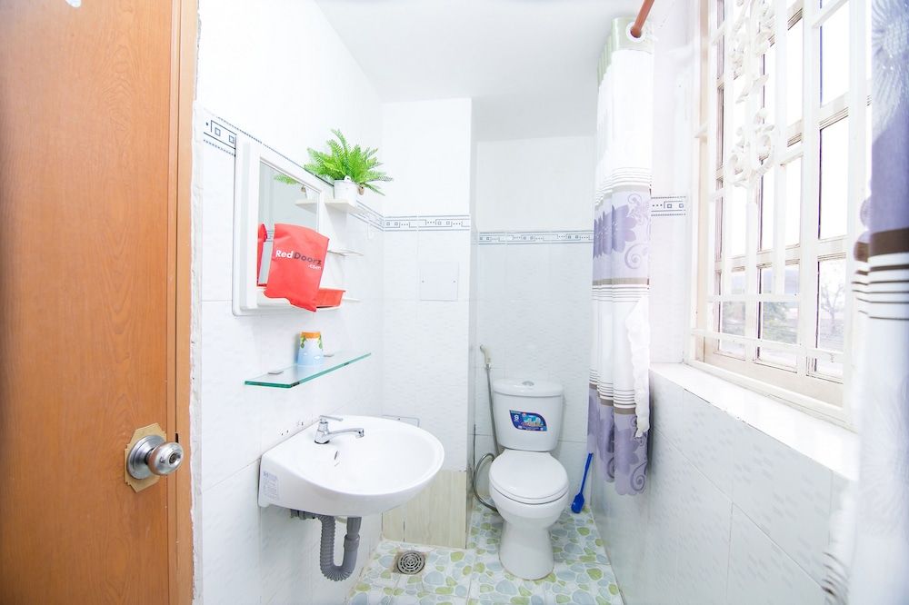RedDoorz near Tan Son Nhat Airport 3 Deluxe Room 10