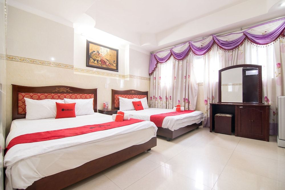 RedDoorz Plus near Tan Son Nhat Airport Family Room 4