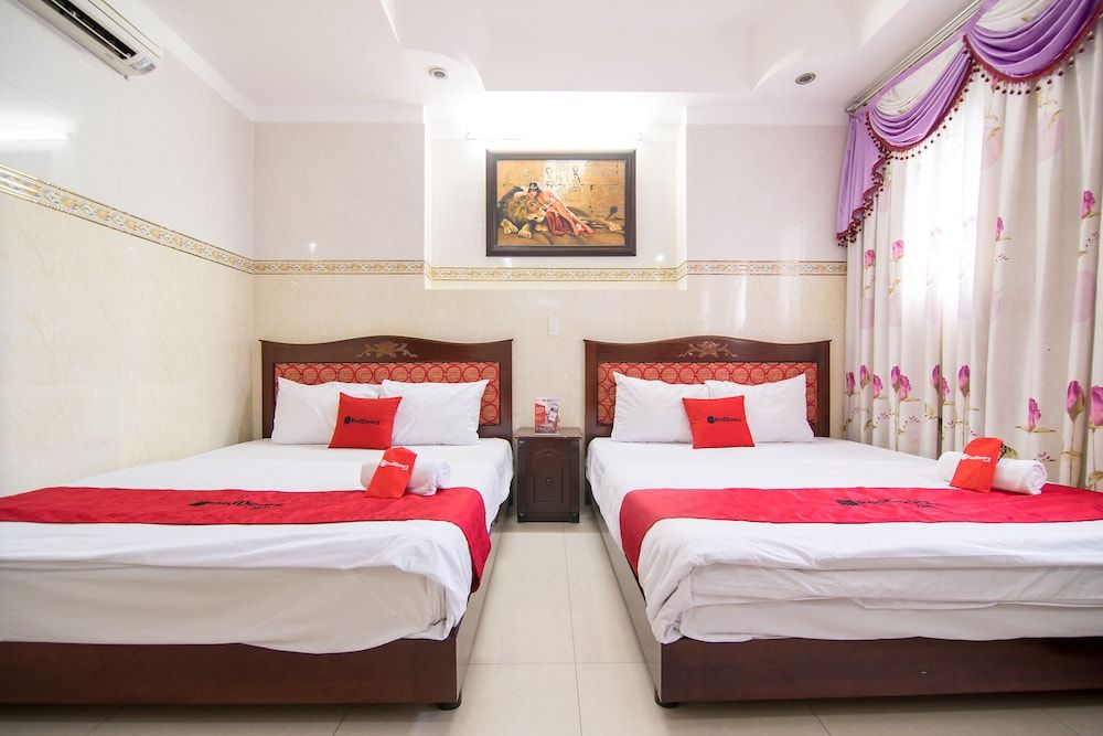 RedDoorz Plus near Tan Son Nhat Airport Family Room 2