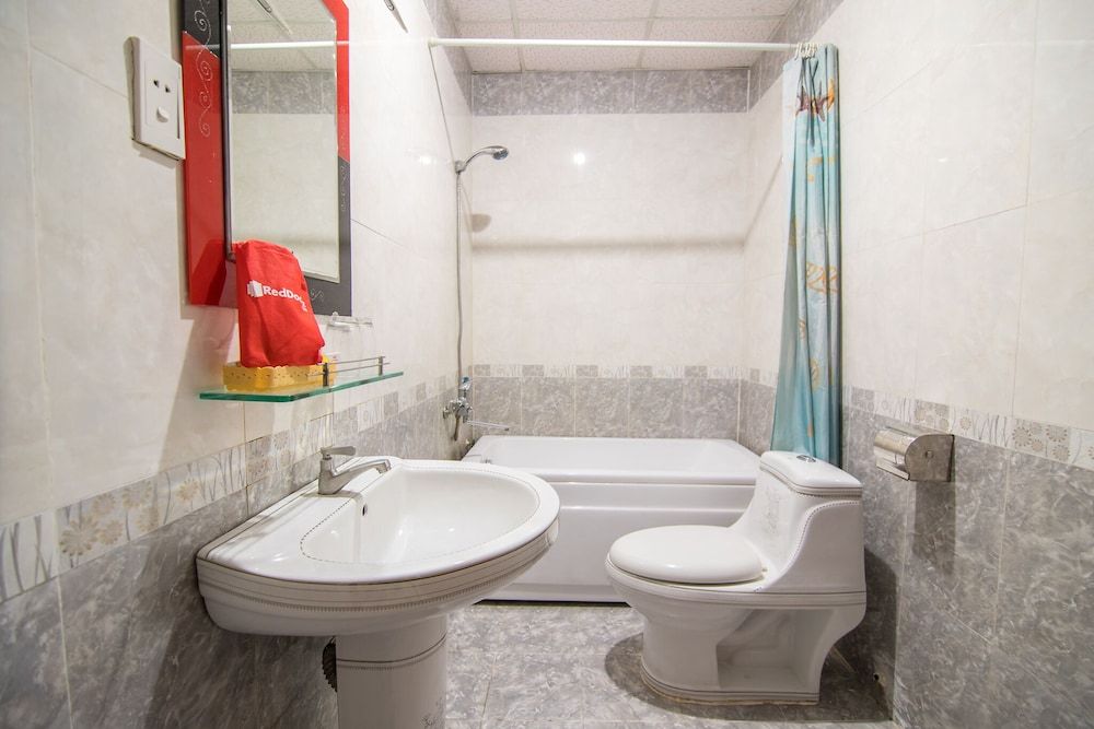 RedDoorz Plus near Tan Son Nhat Airport Family Room 6