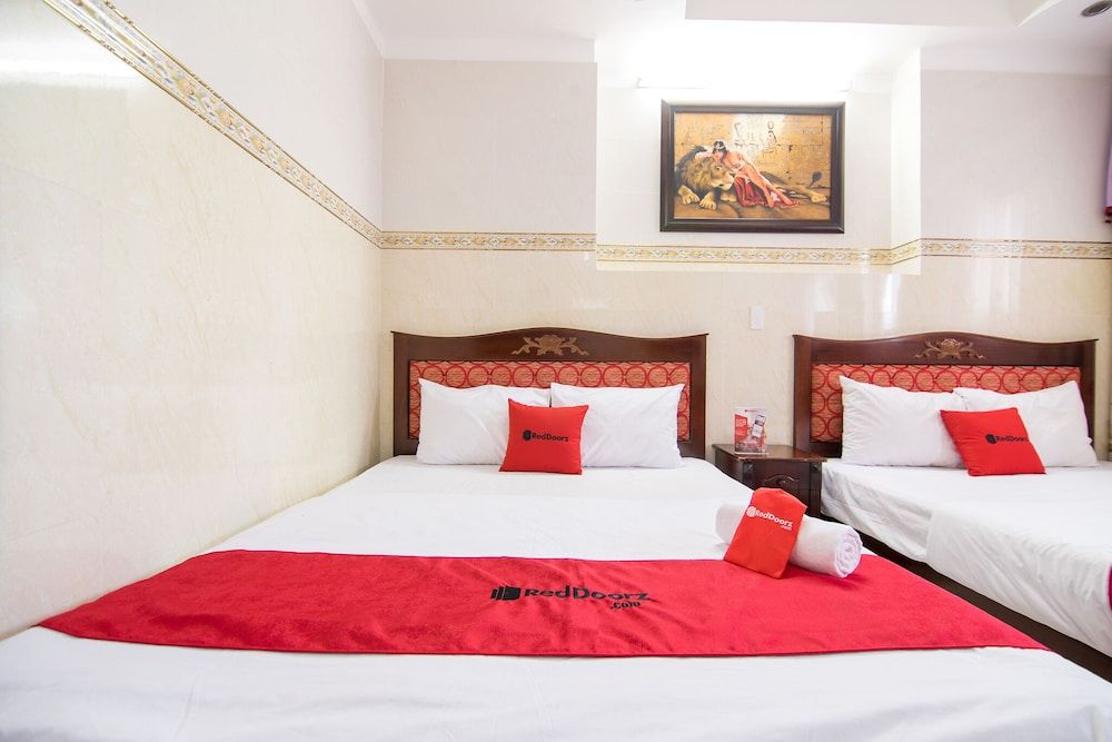 RedDoorz Plus near Tan Son Nhat Airport Family Room 5
