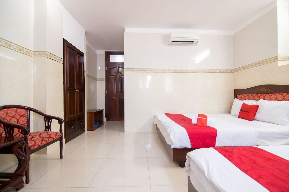 RedDoorz Plus near Tan Son Nhat Airport Family Room 3