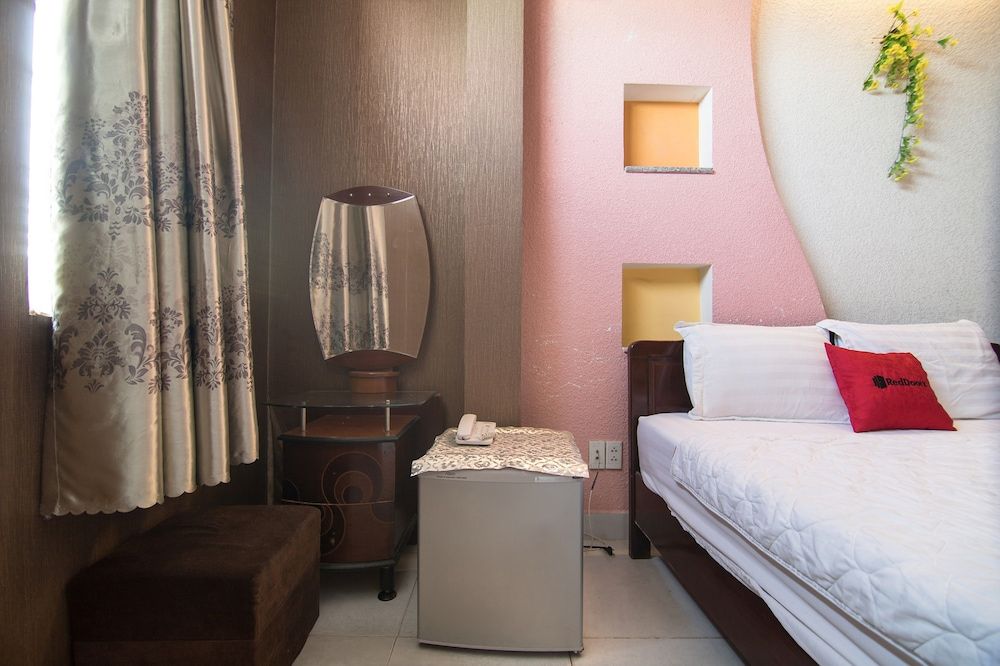 RedDoorz Plus near AEON Mall Tan Phu 2 Deluxe Room 6