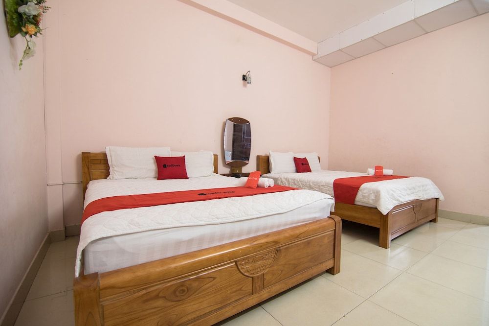 RedDoorz Plus near AEON Mall Tan Phu 2 Family Room 8