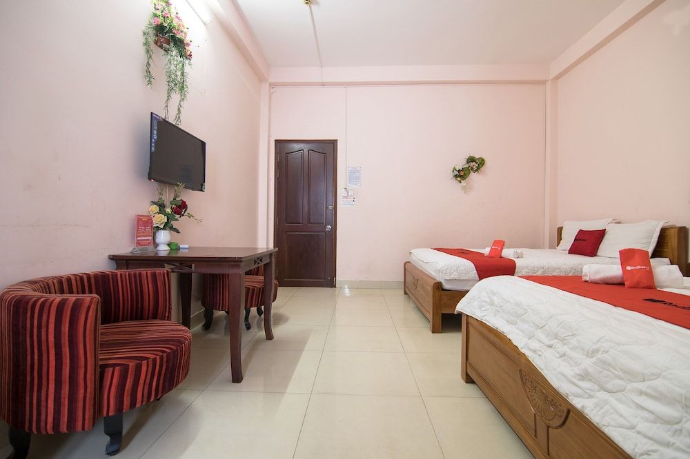 RedDoorz Plus near AEON Mall Tan Phu 2 Family Room 6