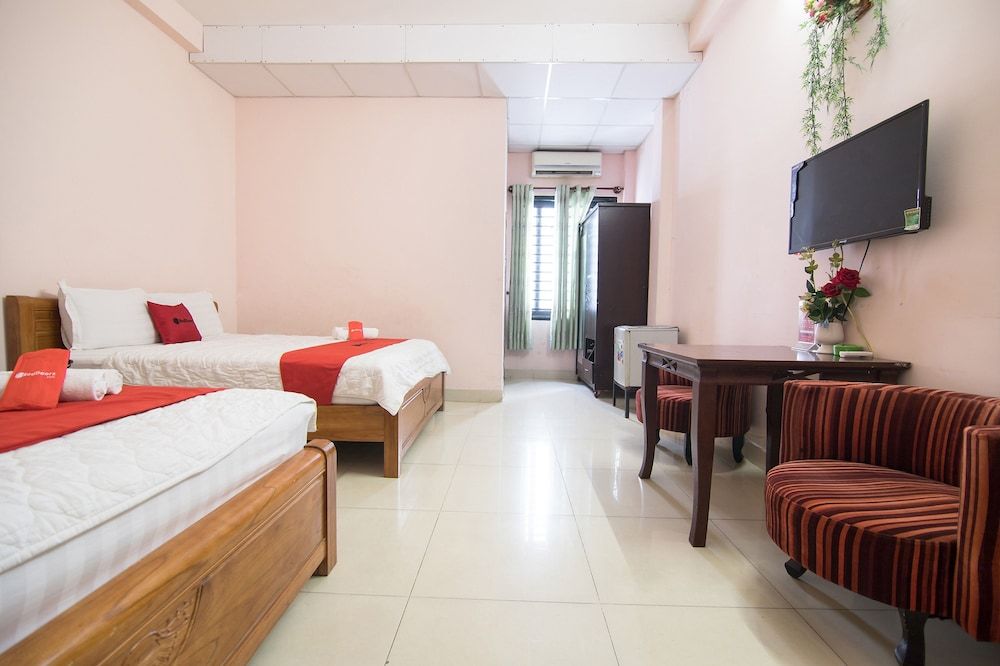 RedDoorz Plus near AEON Mall Tan Phu 2 Family Room 4