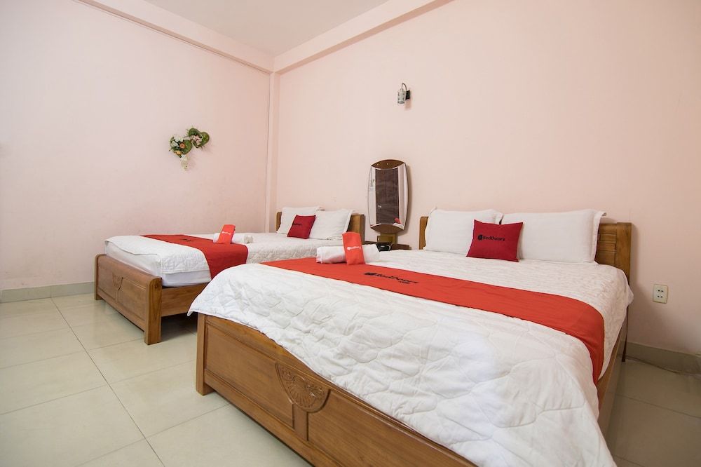 RedDoorz Plus near AEON Mall Tan Phu 2 Family Room 2