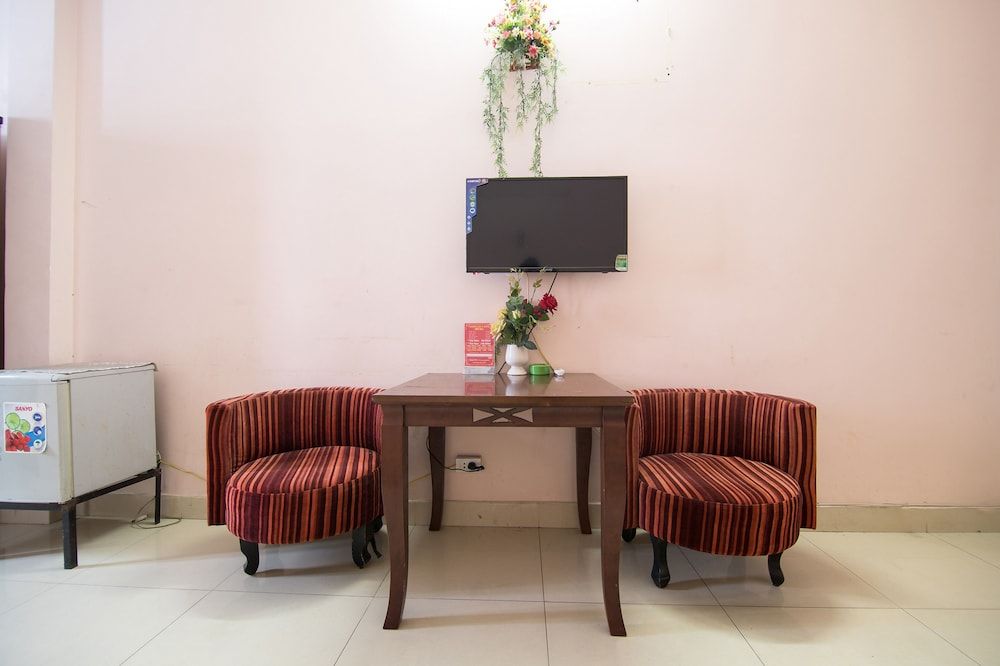 RedDoorz Plus near AEON Mall Tan Phu 2 Family Room 5