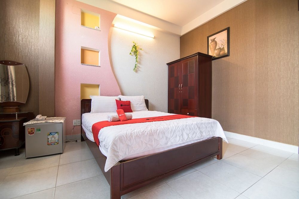RedDoorz Plus near AEON Mall Tan Phu 2 Deluxe Room 9