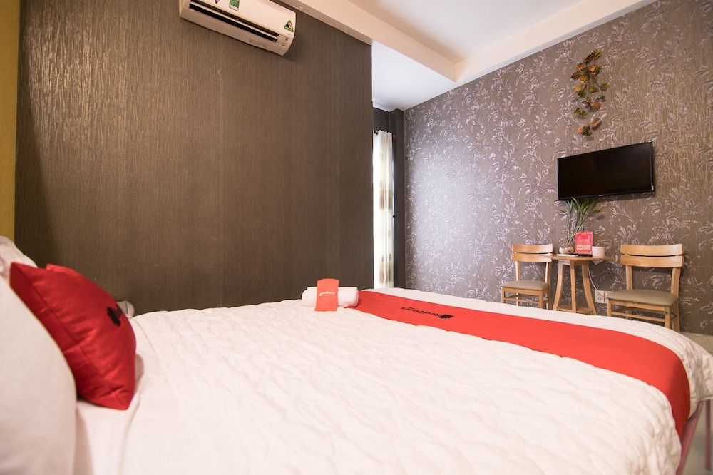 RedDoorz Plus near AEON Mall Tan Phu 2 Deluxe Room 8